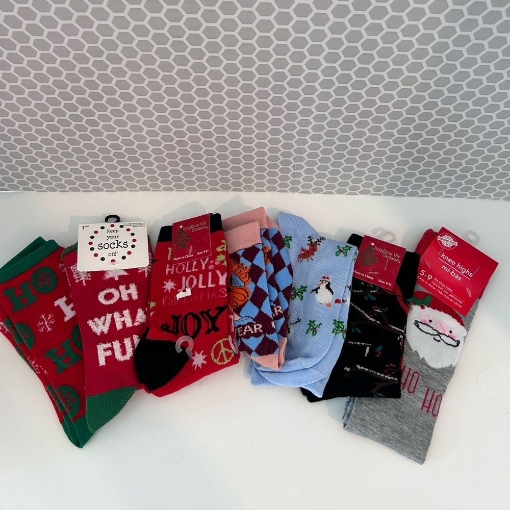 ❤️5 For $20❤️ Set of 6 Christmas Socks & 1 Queen Good Year Pair
Most NWT & NWOT